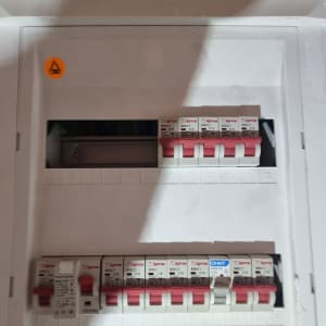 לוח חשמל עם מפסקים ומתגים