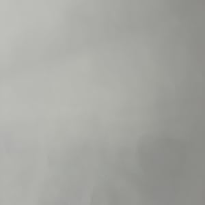 קיר צבוע בגוון אפור בהיר