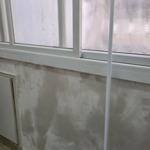 קיר צבוע עם חלון ומוט צביעה