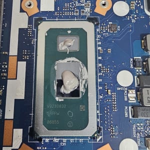 לוח אם עם מעבד ומודול זיכרון מותקן