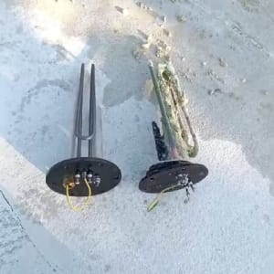 שני גופי חימום חשמליים מונחים על הקרקע