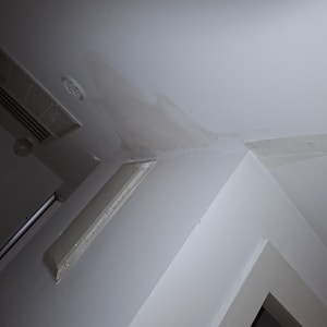 תקרה עם סימני רטיבות ונזילה