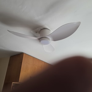 מאוורר תקרה עם שלושה להבים לבנים