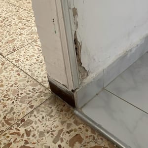 נזק לקיר ליד דלת, מתאים לתיקון שיפוצניק