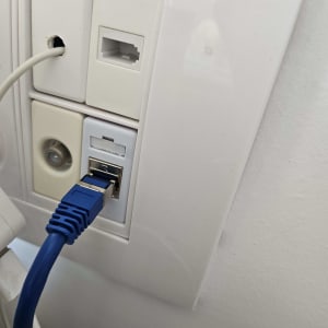 כבל רשת מחובר לשקע קיר