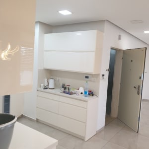 קירות ותקרה צבועים בלבן נקי בחלל מטבח ומסדרון בדירה