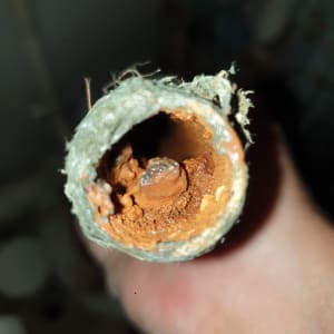 צינור חלוד עם הצטברות חלודה בפנים