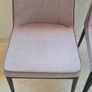 כיסא מרופד על רצפה בהירה