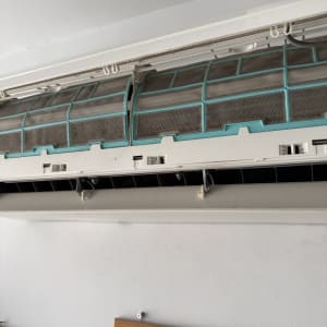 מסנן מזגן פתוח עם לכלוך נראה לעין