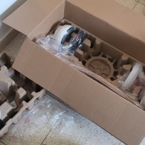 מוצרים חשמליים באריזות קרטון על הרצפה