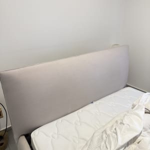 מיטה עם מזרן לבן וכיסוי חלקית