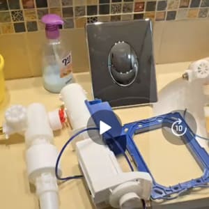 חלקי אינסטלציה וכלים על משטח עבודה