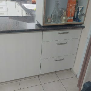 מטבח עם ארונות ומשטח עבודה כהה