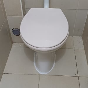 אסלה עם צינור וקרמיקה, חומר איטום על הרצפה