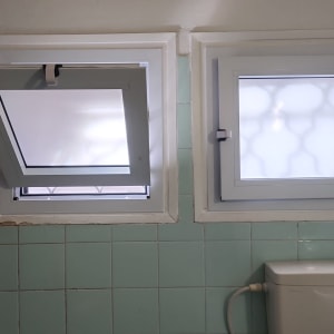 חלונות אלומיניום עם זכוכית חלבית בחדר אמבטיה