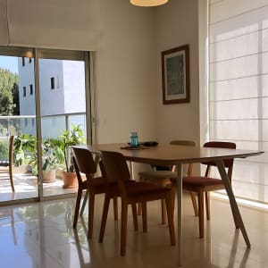 חדר אוכל עם שולחן וכיסאות, וילונות לבנים