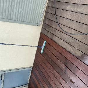 מגב על רצפת עץ רטובה ליד קיר