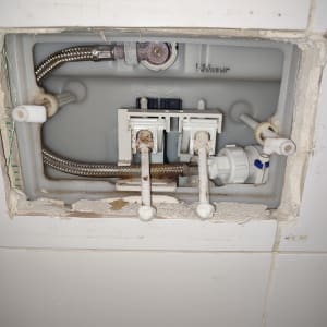 צינורות מתכת ומחברים במערכת אינסטלציה