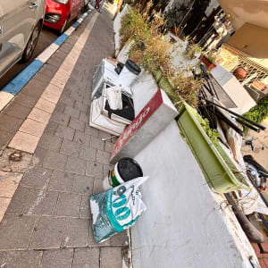 חפצים וציוד ברחוב, כולל דלי וצמחים