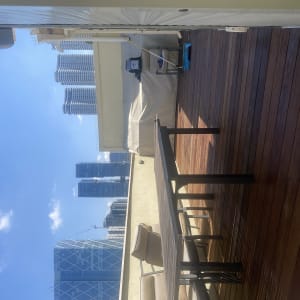 רצפת עץ עם שולחן וכיסאות במרפסת