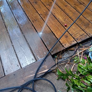 ניקוי דק עץ עם מכונת שטיפה בלחץ מים