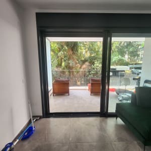 דלת הזזה מאלומיניום עם מסגרת שחורה