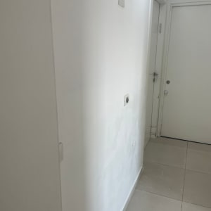 קיר מסויד עם תיקונים ליד דלת