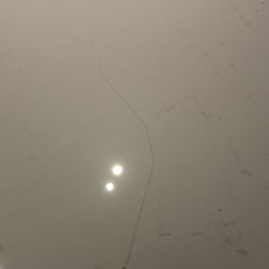 משטח שיש עם סדק קטן