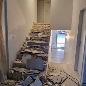 מדרגות עם שברי אריחים במהלך שיפוץ
