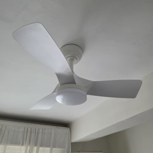 מאוורר תקרה לבן מותקן על תקרה בחדר