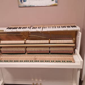 פסנתר פתוח עם מקלדת ומנגנון פנימי חשוף