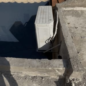 התקנת יחידה חיצונית של מזגן על גבי תושבות בקיר חיצוני