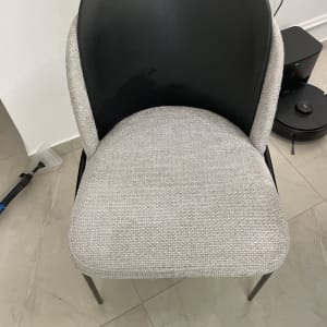 כיסא עם מושב בד ומשענת עור