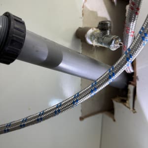 צינור מתכת עם חיבורים בקיר