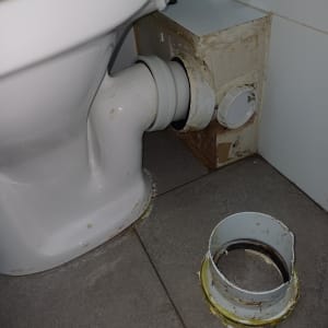 חיבור אסלה לצינור ביוב עם אטם גומי