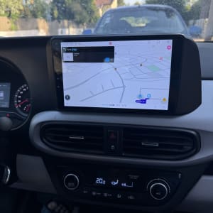 מסך ניווט ברכב עם מפת רחובות