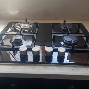 כיריים גז על משטח שיש במטבח