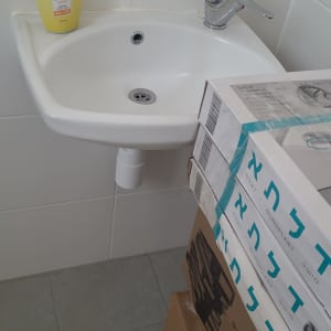 כיור עם ברז וארגזים לידו