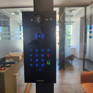 מערכת אינטרקום עם לוח מקשים ותצוגה דיגיטלית