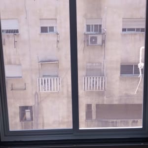 חלון אלומיניום עם מסגרת לבנה