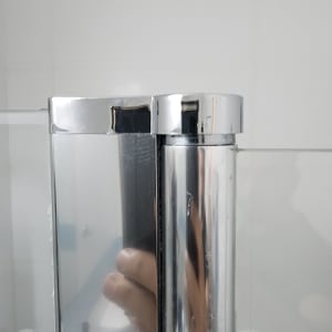 דלת זכוכית עם מסגרת מתכת בחדר אמבטיה