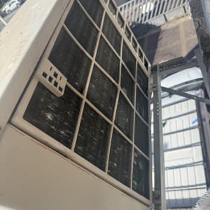 יחידת מזגן חיצונית מותקנת על קיר חיצוני