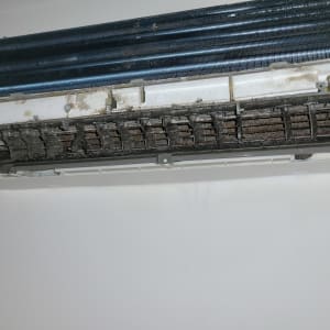 מזגן עם סוללה פנימית מלוכלכת וגריל מאובק