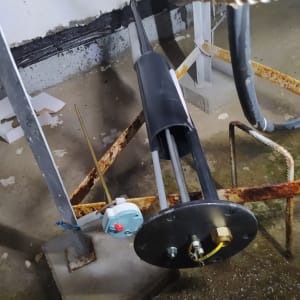 חלקי מערכת סולארית על רצפה עם צינורות וברגים