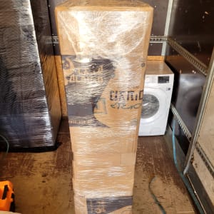 קופסאות קרטון עטופות בניילון בתוך משאית הובלה