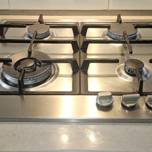 כיריים גז עם ארבעה מבערים וכפתורי שליטה