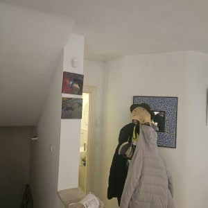 כתם רטיבות על הקיר ליד דלת חדר אמבטיה