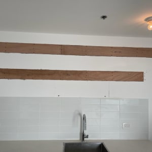 קירות גבס עם לוחות עץ מחוברים