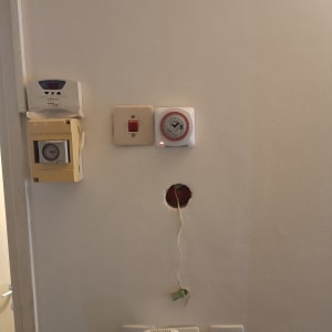 מתגי חשמל ושעון טיימר על קיר