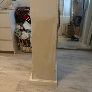 תיקון שפכטל נקודתי בקיר בחדר מגורים